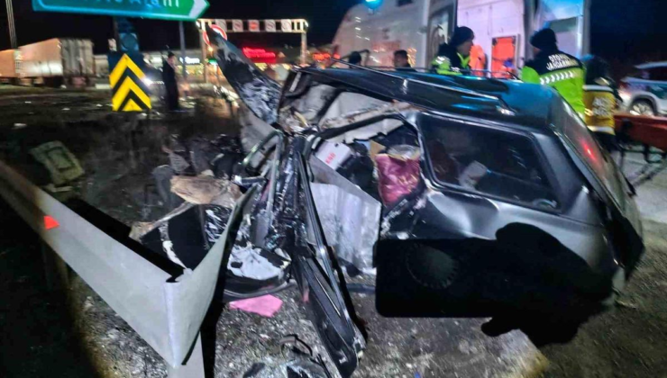 TEM'de bariyere çarpan otomobil parçalandı: 2 ağır yaralı