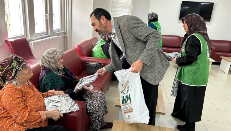 Sivas'ta İHH üyelerinden huzurevine ziyaret