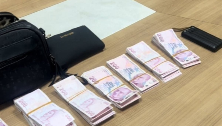 Reyhanlı ilçesinde muhtarların yolda bulduğu para dolu çanta sahibine ulaştırıldı