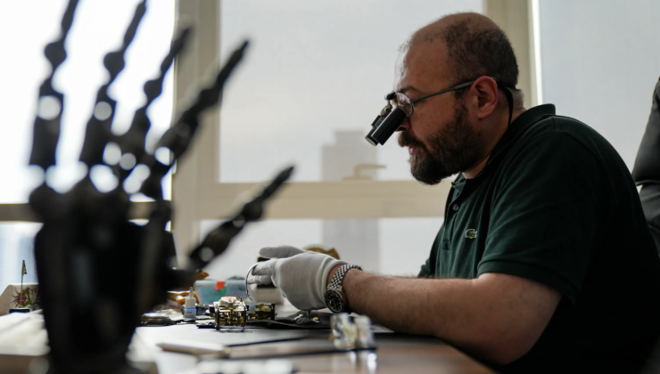 Ameliyat eder gibi tamir ediyor. Riskli ameliyatlarına saat tamir ederek hazırlanıyor