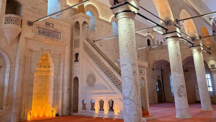 Bakan Ersoy: "Üç tarihi cami yeniden ibadete açılıyor"