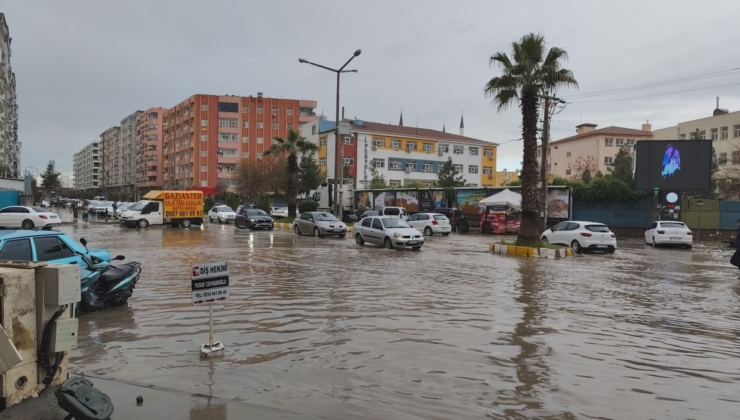 Kızıltepe'de sağanak nedeniyle cadde ve sokaklar göle döndü