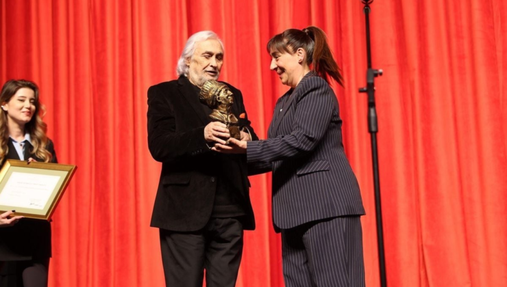 Dünya Tiyatro Günü'nde İsmail Dümbüllü geleneği Ataşehir'de yaşatıldı