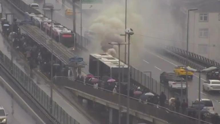 SON DAKİKA… Şişli'de metrobüste yangın