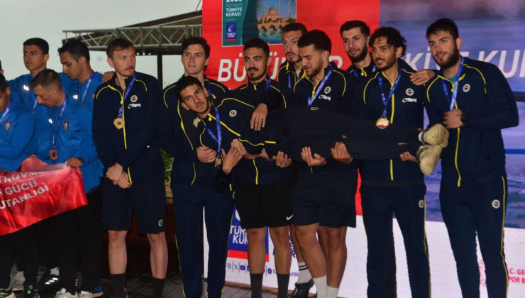 Fenerbahçe, Büyükler Türkiye Kupası Kürek Yarışları'nda kadın ve erkeklerde birinci oldu