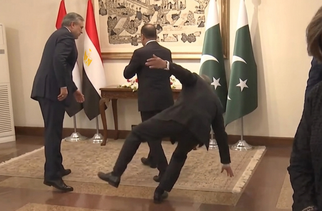 İslamabad'daki kritik zirvede Pakistanlı bakan yere düştü