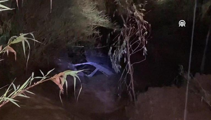 Ağaç dallarıyla hayata tutundu! Suya kapılan sürücü böyle kurtarıldı