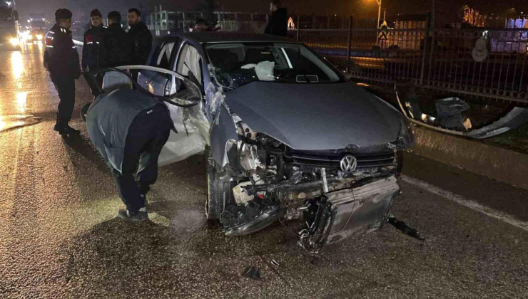 Kontrolden çıkan otomobil bariyerlere çarptı: 2 yaralı