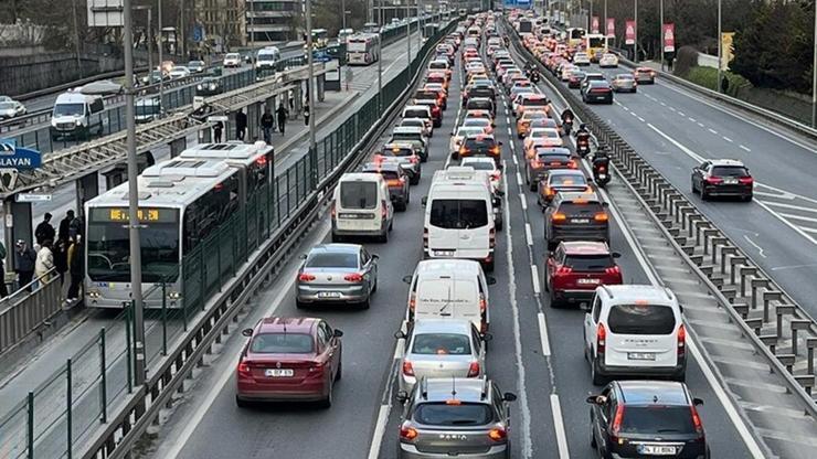 İstanbul'da akşam saatlerinde trafik yoğunluğu yüzde 81'e yükseldi