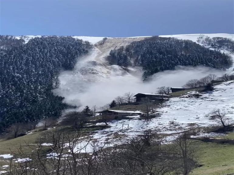 Trabzon’da çığ düşme anı kamerada