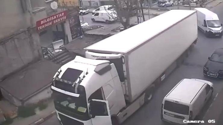 Beylikdüzü'nde şoförün el frenini çekmeyi unuttuğu TIR minibüse çarptı