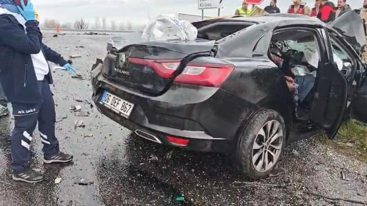 TIR'la çarpışan otomobil kağıt gibi ezildi: 2 ölü