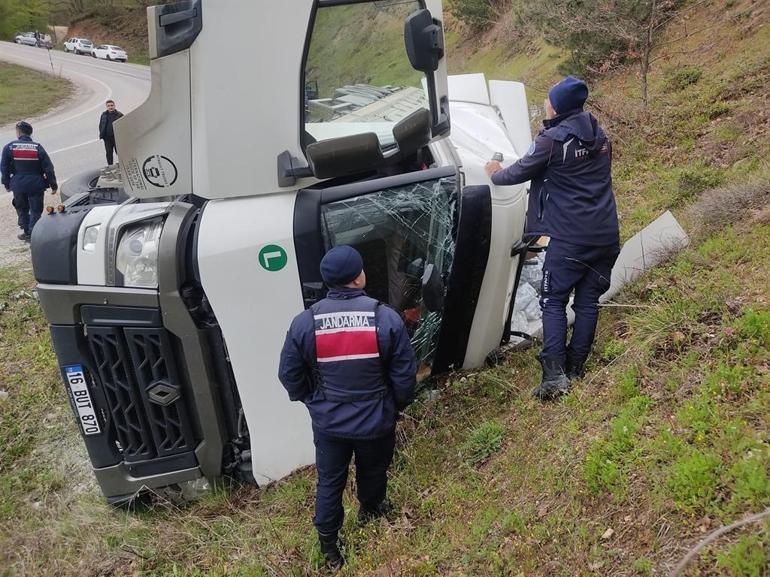 Freni boşalan TIRın virajda devrildiği kaza kamerada