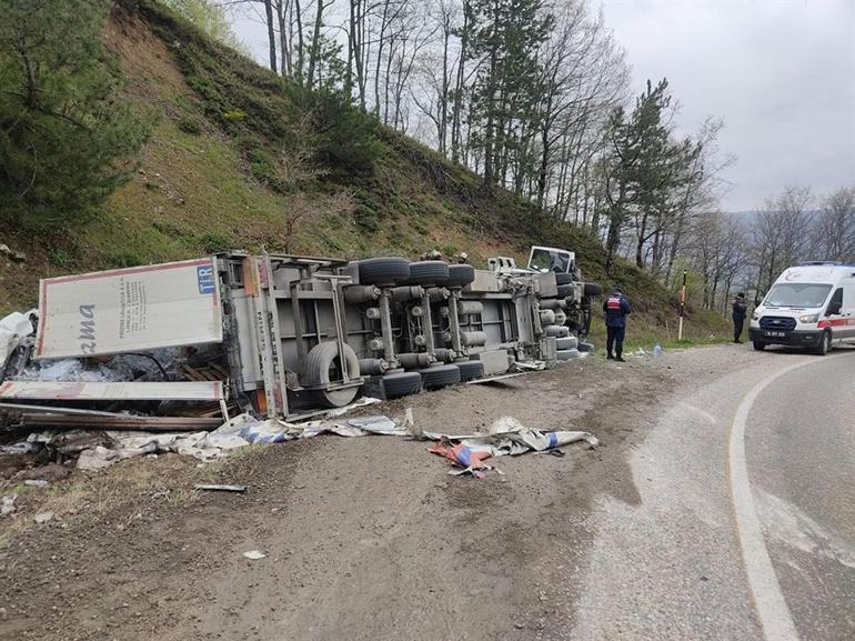 Freni boşalan TIRın virajda devrildiği kaza kamerada