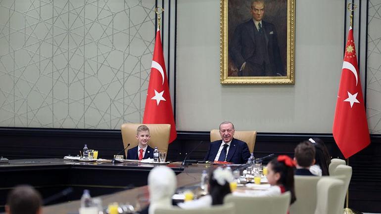 Cumhurbaşkanı Erdoğan koltuğunu çocuklara devretti: Beştepede duygusal anlar...