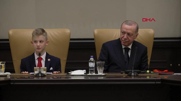 Cumhurbaşkanı Erdoğan koltuğunu çocuklara devretti: Beştepede duygusal anlar...