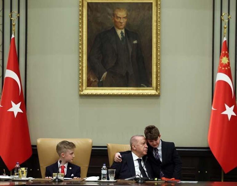 Cumhurbaşkanı Erdoğan koltuğunu çocuklara devretti: Beştepede duygusal anlar...