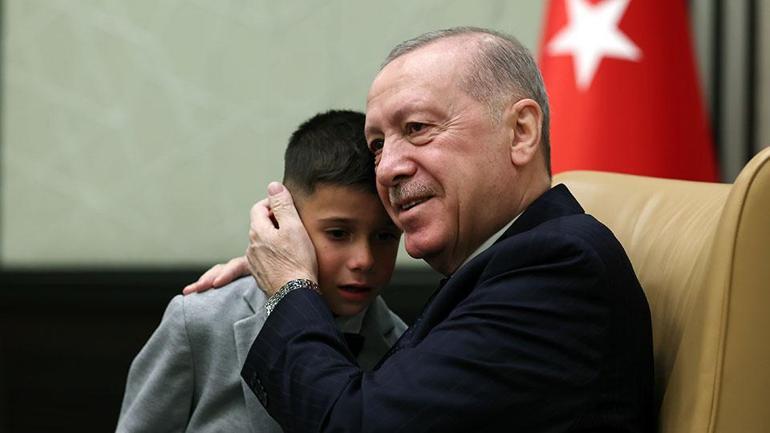 Cumhurbaşkanı Erdoğan koltuğunu çocuklara devretti: Beştepede duygusal anlar...