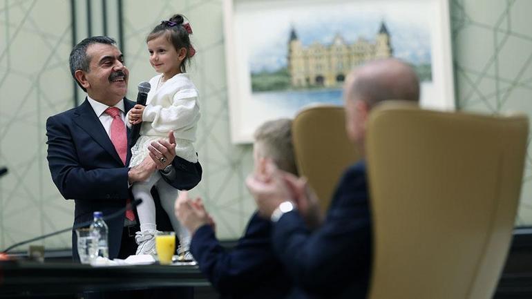 Cumhurbaşkanı Erdoğan koltuğunu çocuklara devretti: Beştepede duygusal anlar...