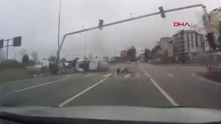 Korkunç kaza kamerada: Trafik ışıklarına çarpıp devrildi