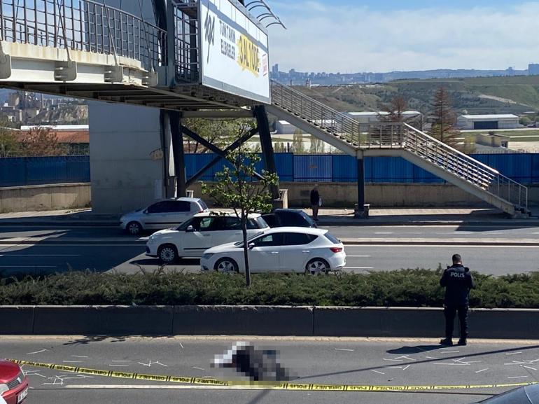 Afiş asarken yola düştü: Otomobilin altında kalarak hayatını kaybetti