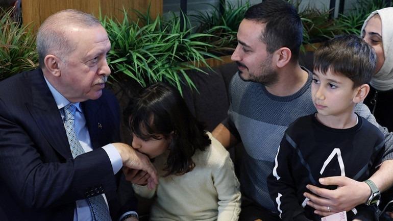 Cumhurbaşkanı Erdoğan, Beyoğlunda bir kafede vatandaşlarla sohbet etti