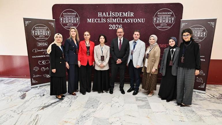 AK Parti İzmir Milletvekili Mehmet Kasapoğlu: Farklı fikirlerden asla korkmayın