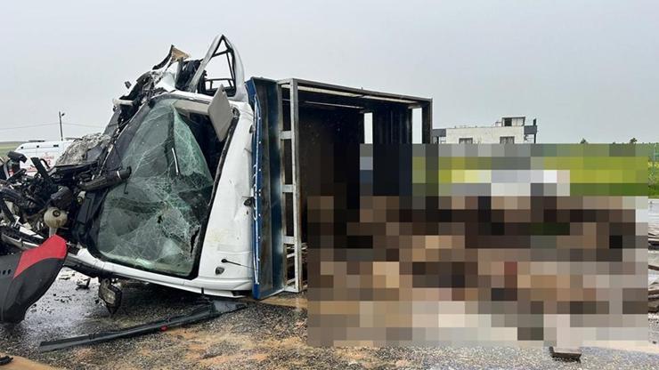 Kamyonet ile otomobil çarpıştı: 2 ölü, 3 yaralı