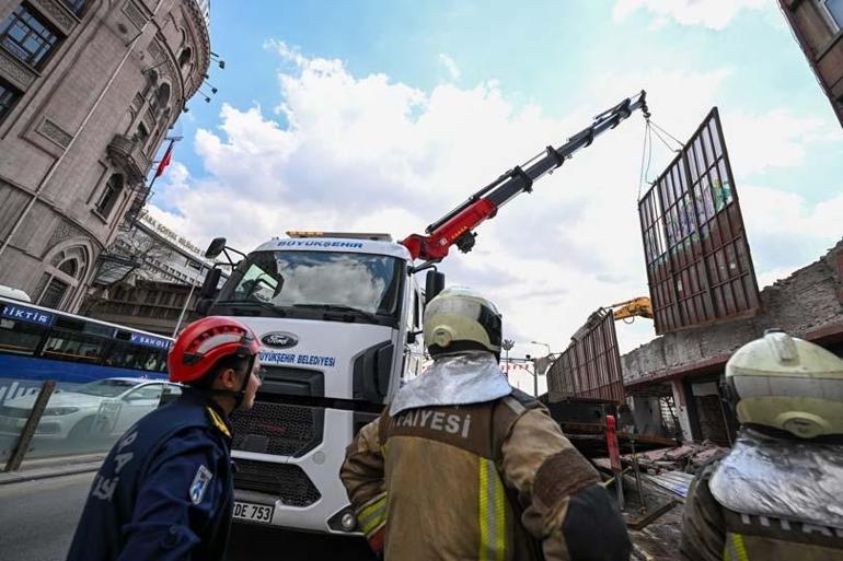 SON DAKİKA... Ankarada yıkım çalışmasında platform devrildi