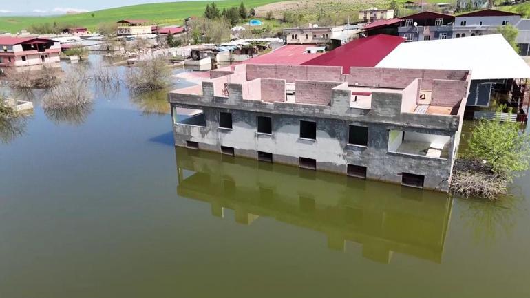 CNN TÜRK sahada: Ambar Barajı kapakları açıldı… Boşaltılan 10 ev su altında kaldı