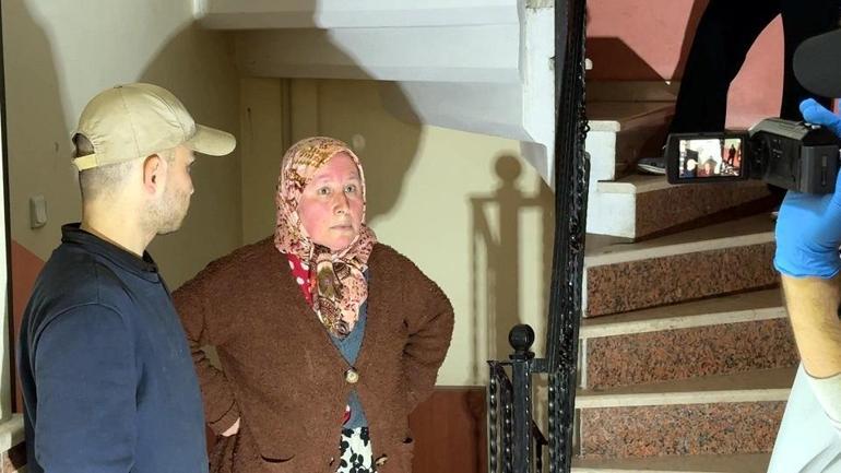 Avcılarda 4 katlı binada çöp ev gerginliği: 3 kamyon atık çıkarıldı