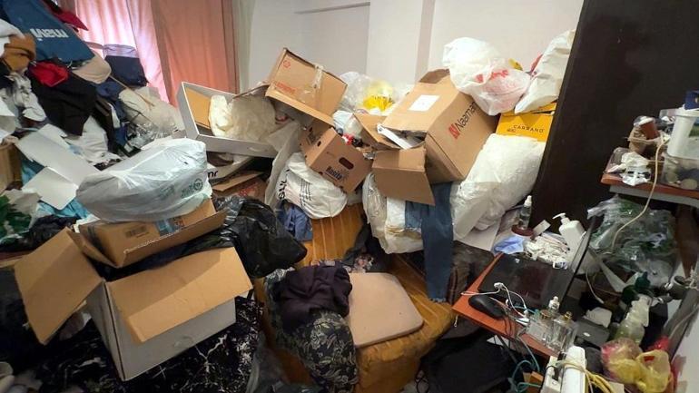 Avcılarda 4 katlı binada çöp ev gerginliği: 3 kamyon atık çıkarıldı