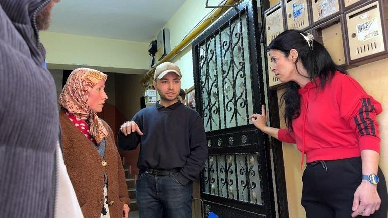 Avcılarda 4 katlı binada çöp ev gerginliği: 3 kamyon atık çıkarıldı