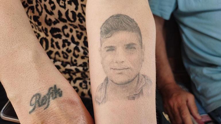 Bakan Gürlekin açıklamaları umut oldu... Oğlu 9 yıl önce öldürülen acılı anne: Kolumdaki resmiyle avunup duruyorum