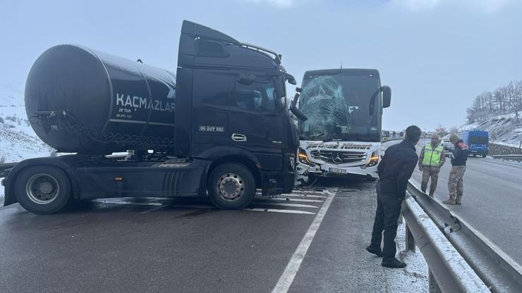 Kaygan yolda zincirleme kaza: 2 ölü 9 yaralı