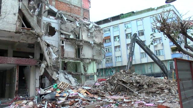 Zeytinburnu'nda bir binanın yıkımı sırasında kafasına beton parçası isabet eden çocuk öldü