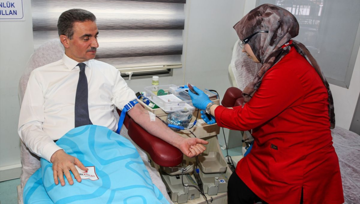 Erzurum Valisi Baruş, kan bağışı yapıp herkesi Türk Kızılay'ın kampanyasına davet etti