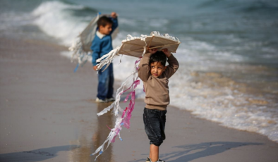 Gazze'de yetim ve öksüz çocuklar hayallerini uçurtmaya yazıp uçurdu