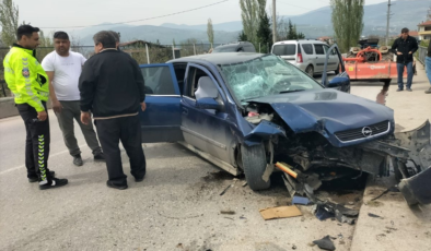 Sakarya'da traktörle otomobilin çarpıştığı kazada 3 kişi yaralandı