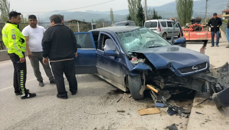 Sakarya'da traktörle otomobilin çarpıştığı kazada 3 kişi yaralandı