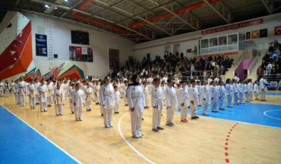 Muş'ta 300 karateciden öğretmenlerine anlamlı sürpriz