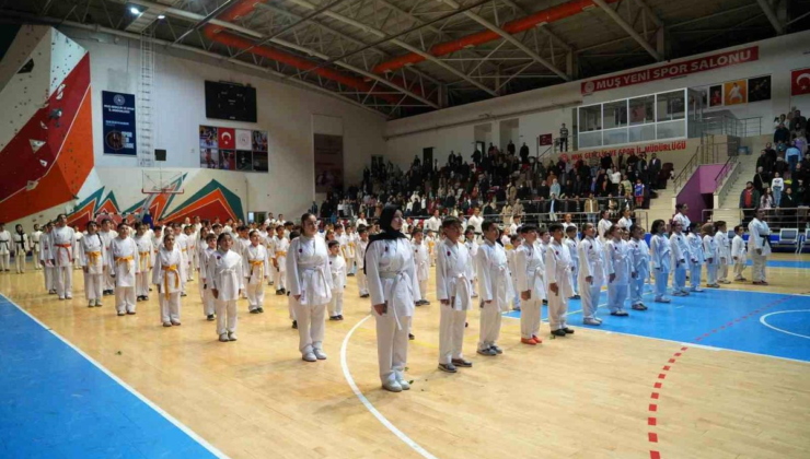 Muş'ta 300 karateciden öğretmenlerine anlamlı sürpriz