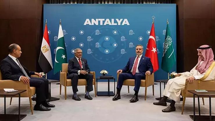 Antalya'da, Türkiye-Mısır-Pakistan-Suudi Arabistan Dışişleri Bakanları zirvesi