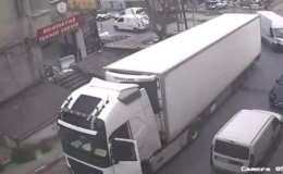 Beylikdüzü'nde şoförün el frenini çekmeyi unuttuğu TIR minibüse çarptı