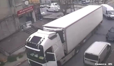 Beylikdüzü'nde şoförün el frenini çekmeyi unuttuğu TIR minibüse çarptı