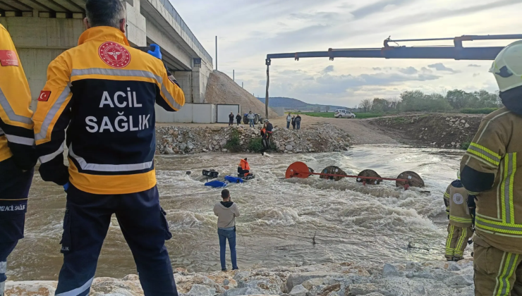 Dereyi traktörle geçmek isterken faciadan dönüldü: 10 işçi vinçle kurtarıldı