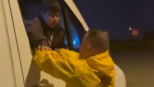 Sağanak hayatı olumsuz etkiledi; minibüste mahsur kalan çocuklar kurtarıldı