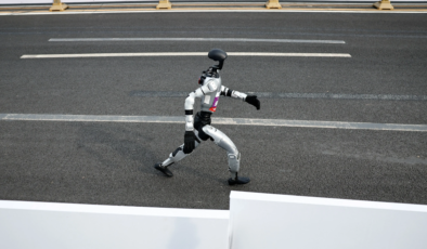 İnsansı robotlar koşu rekorunu 7 dakika farkla kırdı