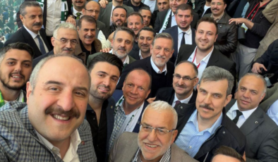 Mustafa Varank'tan şampiyonluk pozu