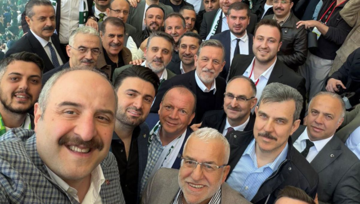 Mustafa Varank'tan şampiyonluk pozu